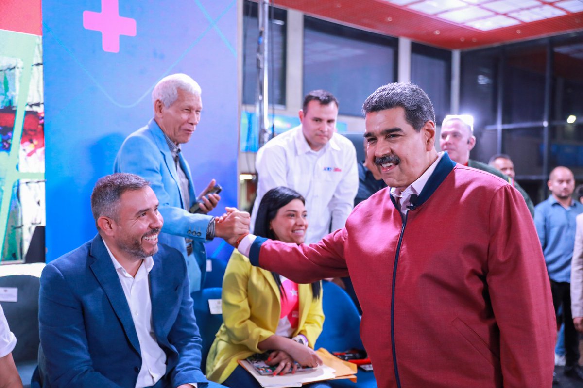 ¡Estamos apenas calentando el brazo! Desde el programa 'Con Maduro +” Nº 35, del hermoso Oriente del país, conversamos sobre la fuerza del Pueblo, cuando sale a las calles, con amor y frenesí, establecimos alianzas estratégicas en materia alimentaria, aprobamos recursos en la…