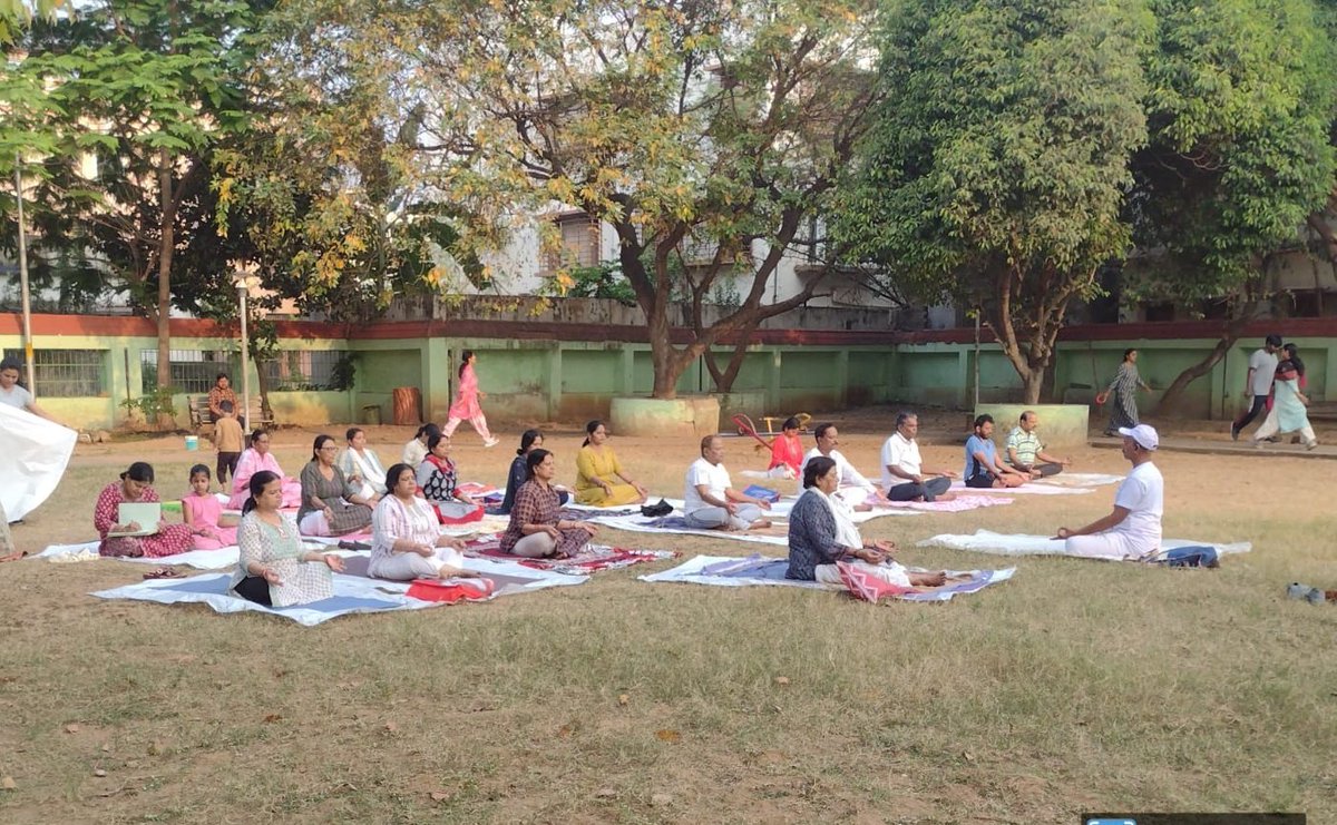 bmcbbsr's tweet photo. Yoga in the open air offers various health benefits, including improved flexibility, strength, and mental well-being. It's great to see that citizens are utilizing city parks for their morning exercise routines.
#CityParks #BMCParks
#BhubaneswarFirst https://t.co/7gNFviKI2y