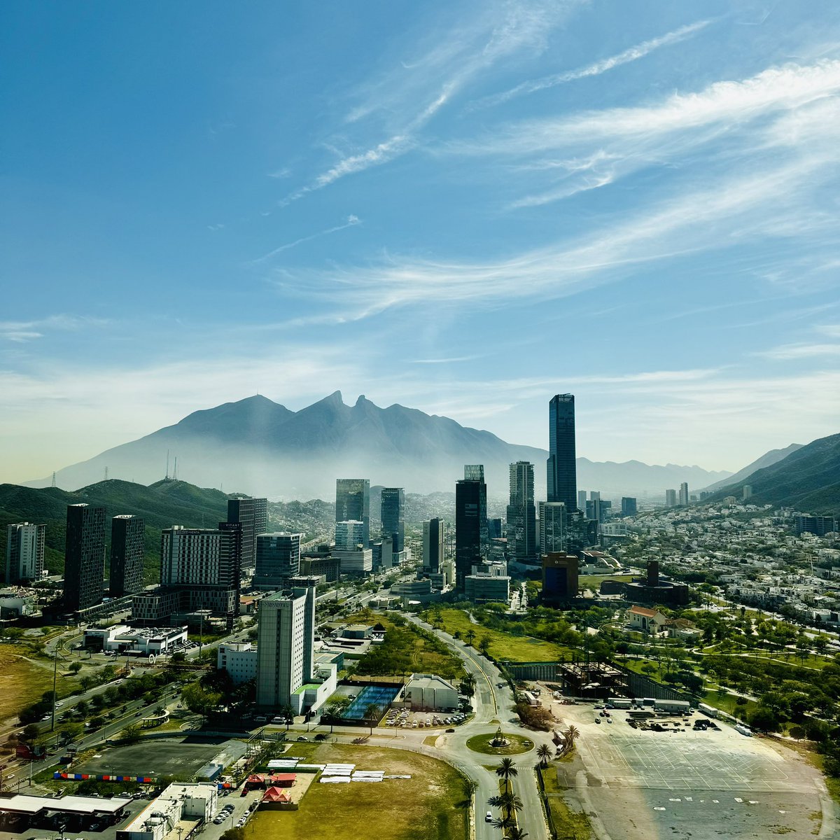 angelsaucedoh's tweet photo. #Monterrey cuna de las empresas nacionales más importantes de México como Cemex, Oxxo, FEMSA, Vitro, Grupo Alfa, Gruma, Gamesa, Banorte, Cuauhtémoc Moctezuma, Maseca, Axtel, Arca Continental, entre otras…
así mi vista inspiradora para un lunes a media mañana. #AChingarle https://t.co/vON1BUkxqi