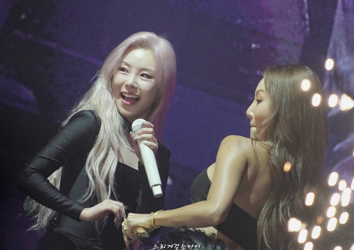 slowwalkbaby's tweet photo. 24.02.25. Whee in the Mood World tour seoul 프리뷰

#마마무 #휘인 #화사 #투영걸 

오랜만에 보는 휘인이 혜진이 볼기 짝~ https://t.co/DAUOO3e6lq