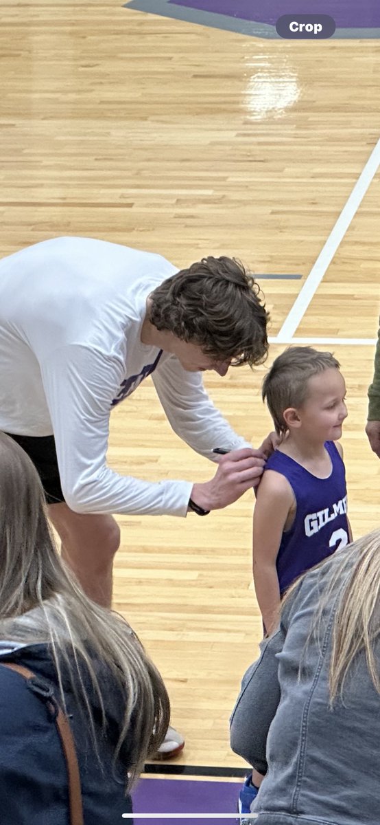 GetSusanGetSOLD's tweet photo. @jacksonmcvey_ just seems to attract the little fans more and more ! They are starting to bring their own sharpies. #Footer #7foot1 (to be exact) #ClassOf2025 #1RankedCenterInGA #22RankedCenterInNation https://t.co/4pwBjoCIFF