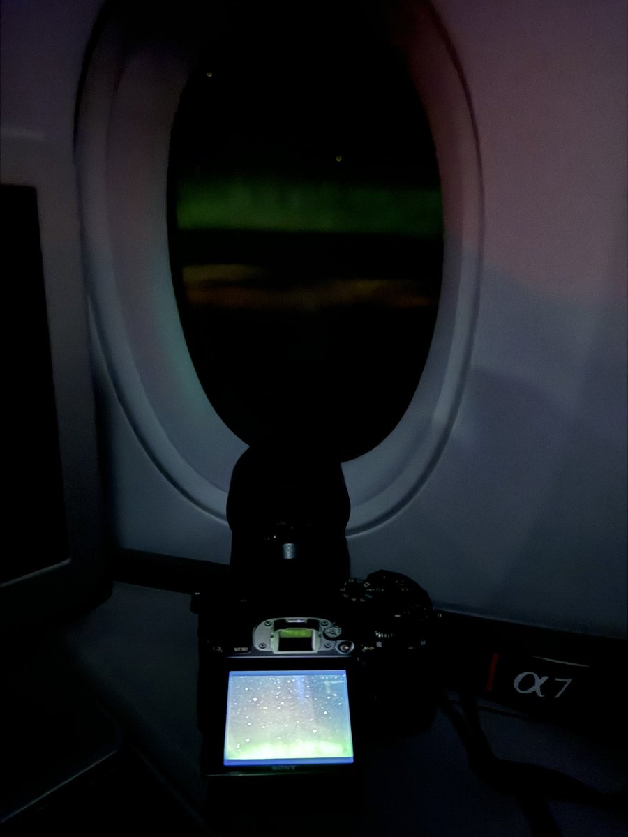 CodeColorist's tweet image. 2 weeks ago, during my flight back to Europe, I was awaken by the bumps. Found out I was in a very high latitude, I casually checked outside the window.
Yes I was lucky. There were strong northern lights that lasted almost 2 hours. I was the only passenger that was aware of it