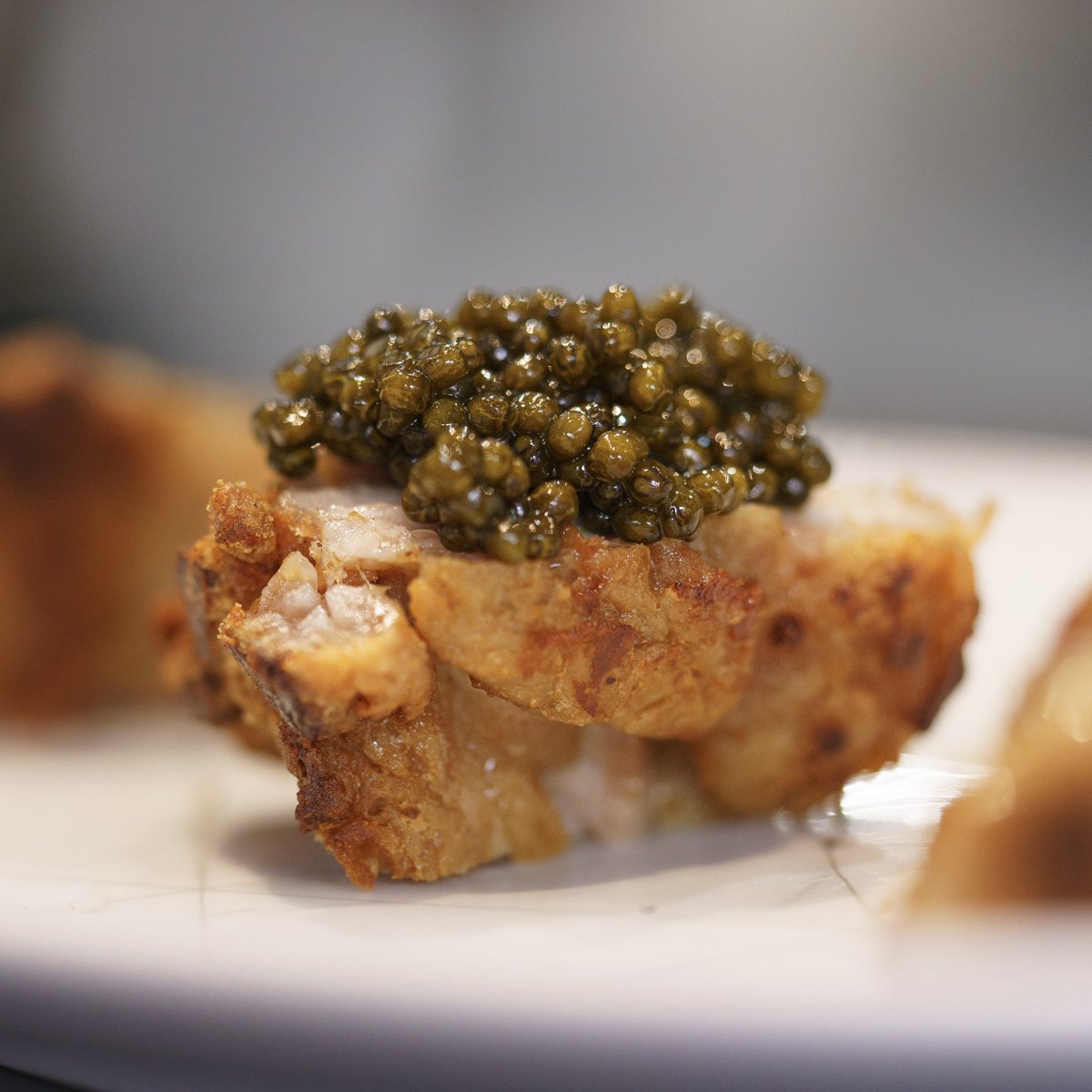 Bisavis: casi medio año sin venir a uno de mis favoritos.
Sigue en el top Edu y su cocina sencilla pero precisa, donde el sabor es el protagonista.
Me sorprendió el salmonete con vainilla y la butifarra + gambita + erizo es un combo ganador. Pesols espectaculares.