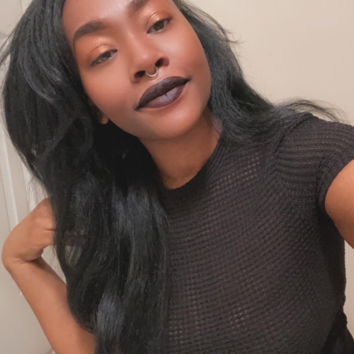 snflowers__'s tweet photo. I swear by a black lip ✨☀️🖤 https://t.co/hFoupipwrI