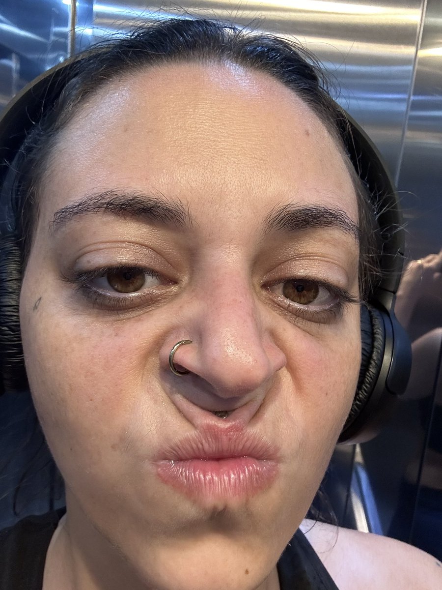 malfeitona's tweet photo. desde que pus esse piercing medusa (do lábio superior) quando eu faço essas expressões ficam esses dois tracinhos mais fundos \./ ao invés de várias pregas menores. Por isso é bom ficar perto de pilar em caso de terremoto VOCÊ NÃO LEU ERRADO + https://t.co/lv8RyVrq3d