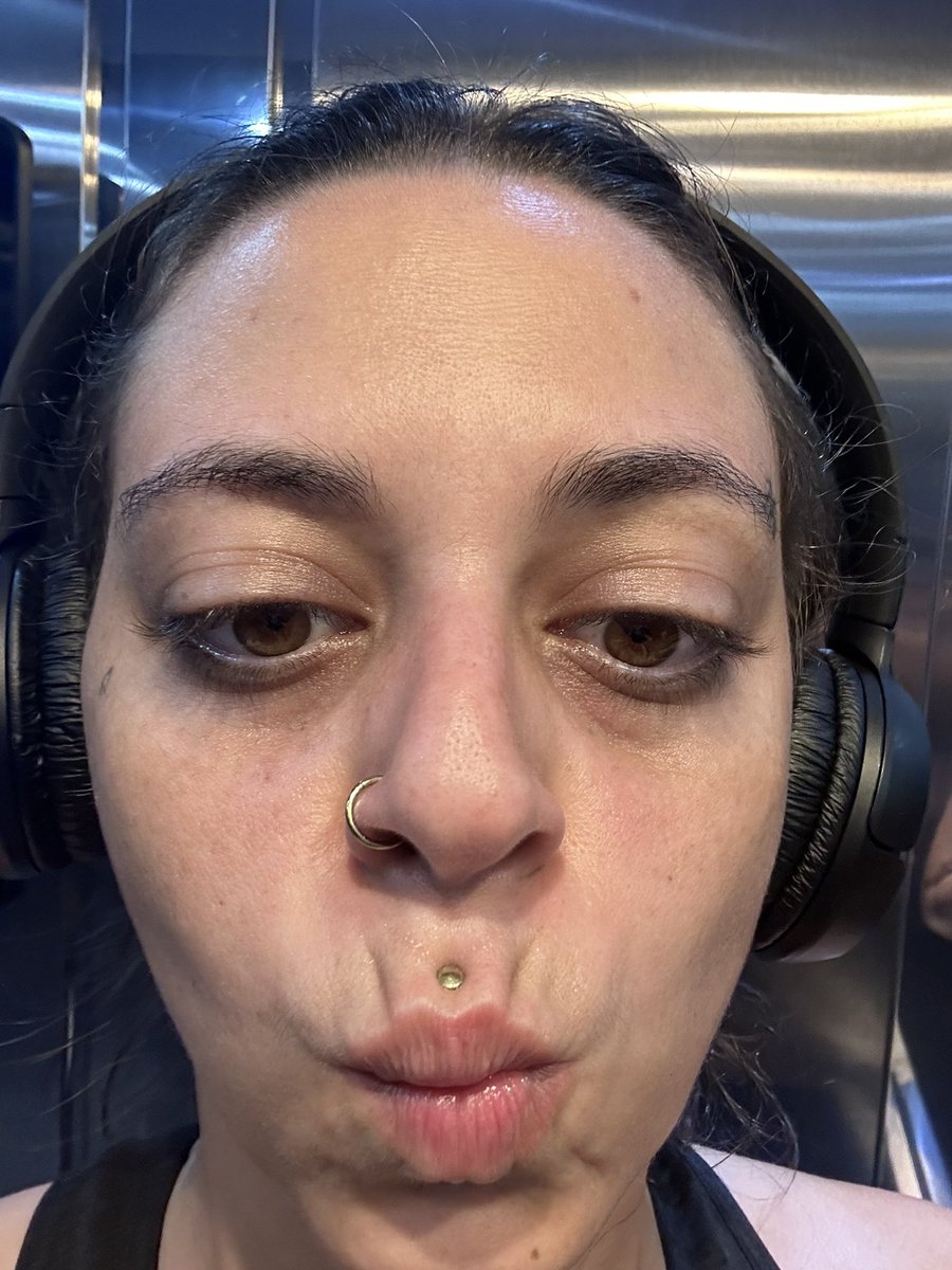 malfeitona's tweet photo. desde que pus esse piercing medusa (do lábio superior) quando eu faço essas expressões ficam esses dois tracinhos mais fundos \./ ao invés de várias pregas menores. Por isso é bom ficar perto de pilar em caso de terremoto VOCÊ NÃO LEU ERRADO + https://t.co/lv8RyVrq3d