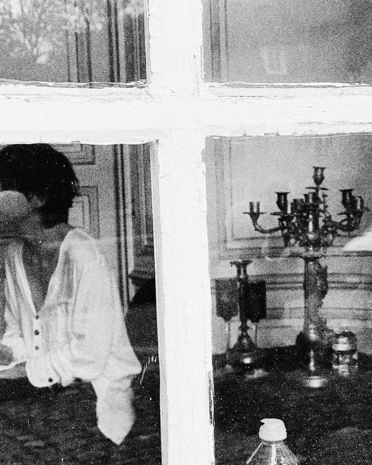 ⠀⠀⠀

⠀⠀⠀ ⠀⠀⠀ 𝐀 tristeza no olhar dizia mais do que queria. Tantos anos lutando por nada, até perceber que sua vida a partir daquele ano não faria mais sentido fingir ser humano.

⠀⠀⠀