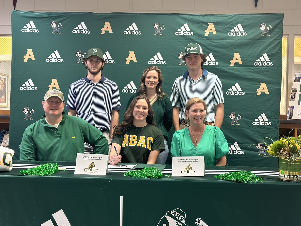 Aquinas senior basketball player <a href="/NoegelEmma/">Emma Kate Noegel</a> signs with <a href="/ABACAthletics/">ABAC Athletics</a>.

(📸 via <a href="/IrishNationAHS/">☘️Aquinas Football☘️</a>)