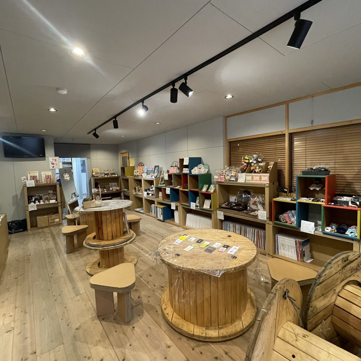 soraTAS17's tweet photo. おはようございます☀️

豊川稲荷から徒歩5分のところに
豊川で店内ダンボールの豊川アンテナショップ⁉️

豊川大好きな人が豊川を発信するお店
「soraTAS」

好立地と思われそうで悪立地な場所で
今日も元気に営業中です🫡

花粉症がひどいですが、がんばりまひょう🤧

 #スマホ旅豊川 https://t.co/3tqXaJ66Jc