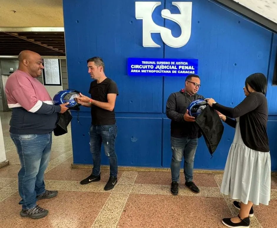 CJP_AMC's tweet photo. Finalmente, la Dra. Haringhton hizo entrega de seis cascos a los funcionarios de alguacilazgo que estarán prestos al servicio de las correspondencias externas del Palacio de Justicia. https://t.co/9BNJ5it6gK