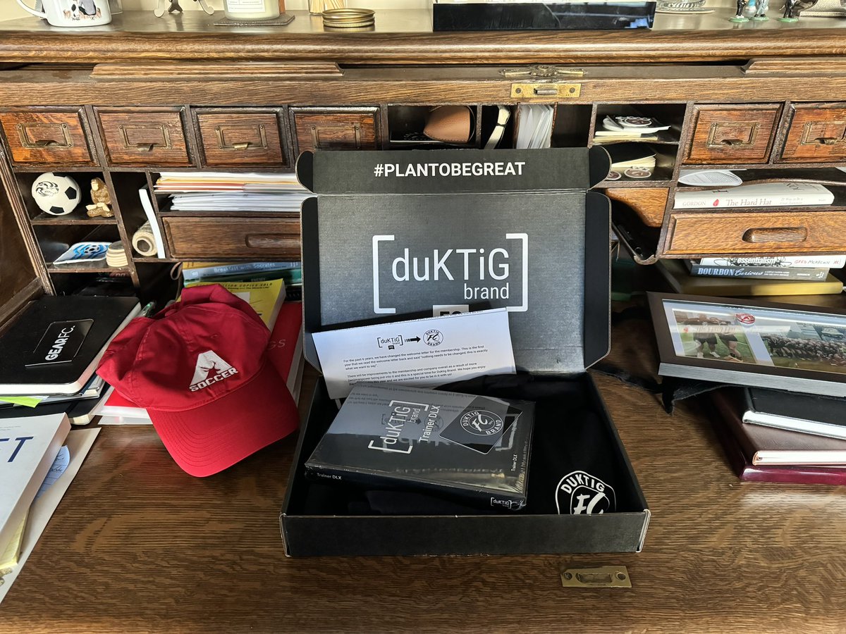 Excited that the 2️⃣4️⃣ membership box from @duktigbrand came in. Desk may be a little cluttered, but excited to #plantobegreat again with @AGSLopes.
🅰️⚽️