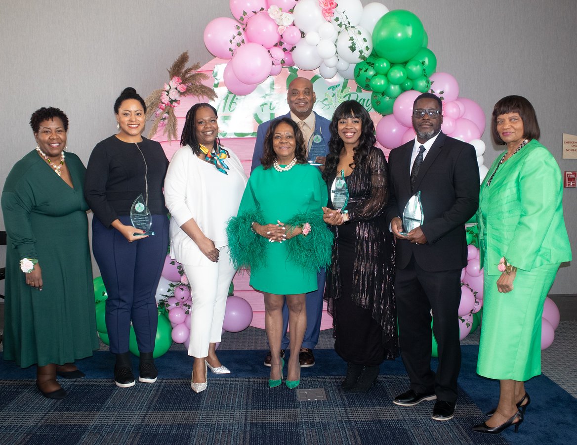 Shout out to the amazing women of THE Alpha Kappa Alpha Sorority, Incorporated for recognizing Steel Smiling. Their Alpha Alpha Omega Chapter blessed us with a Community Service Award for our work centering Black Mental Health and Wellness. @AKAPGHAAO @SteelSmilingPGH
