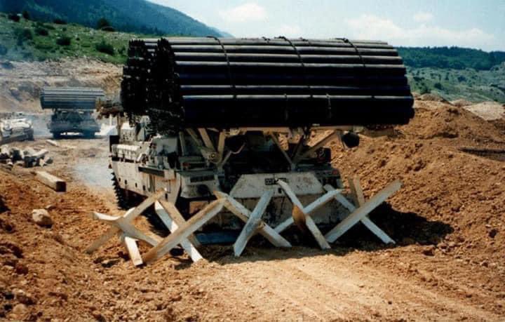 ArmouredSapper's tweet photo. Chieftain AVLB, Chieftain AVREs and FV180 CETs training and operating during Op GRAPPLE, Bosnia. 

Must say I’m a big fan of the white UN paint. Clearly not the most tactical and surely a bugger to keep clean. 🧼

#Bosnia #ArmouredEngineers #ArmouredSappers #AVRE #AVLB #CET https://t.co/RESBY2wEcx