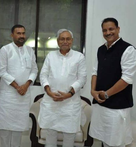 rohits___'s tweet photo. बड़े भाई सह अमनौर के लोकप्रिय माननीय विधायक एवं पटेल छात्रावास निर्माण ट्रस्ट के अध्यक्ष @mantusinghmla  जी को जन्मदिन की हार्दिक बधाई एवं शुभकामनाएं l आपके स्वस्थ व दीर्घायु उम्र की कामना करता हूं l #HappyBirthday https://t.co/l2B1478SXq