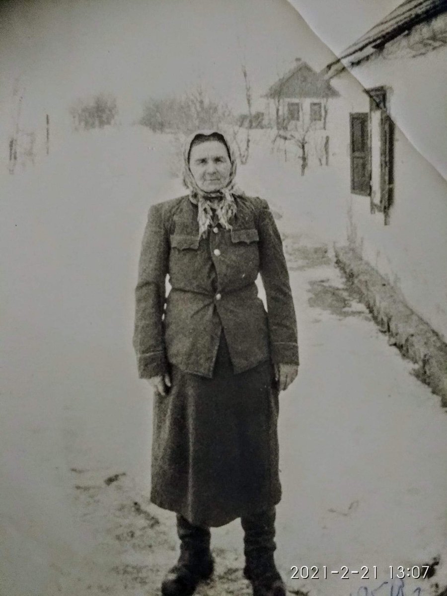 1954 год. Моей бабушке 45 лет. Для фото она принарядилась в китель сына, который пришёл с армии и в кирзовые сапоги. Больше нечего было одеть. Нищета. Работа в колхозе за палочку, так называли отметку за трудодень. Денег не платили, деньги сам наторгуй, но сначала отдай