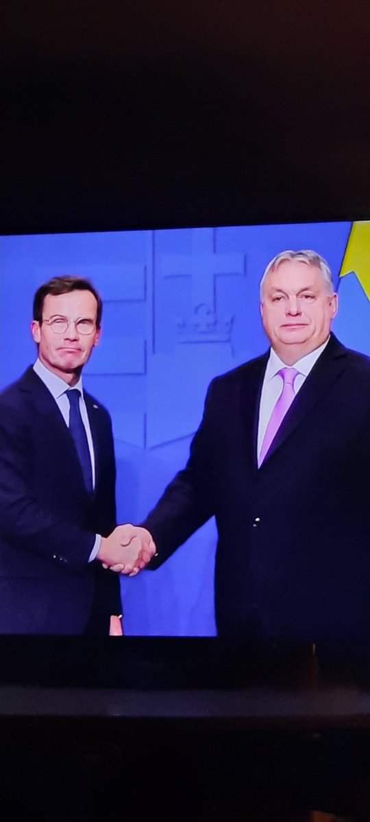 Even deze handshake terug kijken op het late #nos journaal. Is Ordoban gewoon een pestkop? <a href="/vandaaginside/">Vandaag Inside</a> <a href="/wilfredgenee/">Wilfred Genee</a>