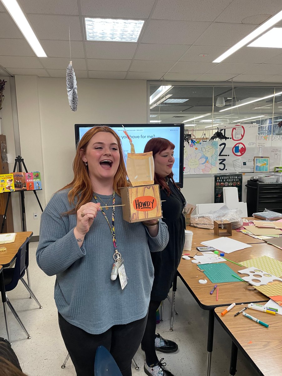 GISD Teachers love to learn and collaborate! Art and Science teachers join forces to create cross-curricular STEAM activities at our recent GISD GROW day.