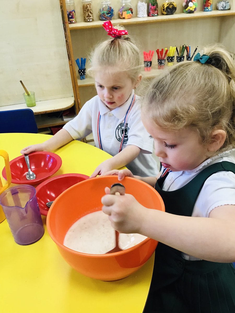 EYFSSJV's tweet photo. We have had such good fun making porridge just like the Three Bears today. We weighed, measured, poured and mixed the ingredients before heating it up and observing the changes 🐻🐻🐻🥣 #SJVScience https://t.co/dNsyvqGquO