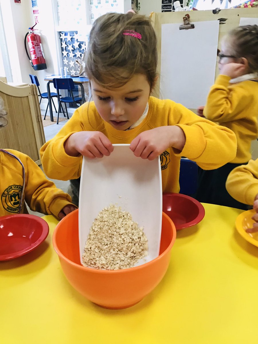 EYFSSJV's tweet photo. We have had such good fun making porridge just like the Three Bears today. We weighed, measured, poured and mixed the ingredients before heating it up and observing the changes 🐻🐻🐻🥣 #SJVScience https://t.co/dNsyvqGquO
