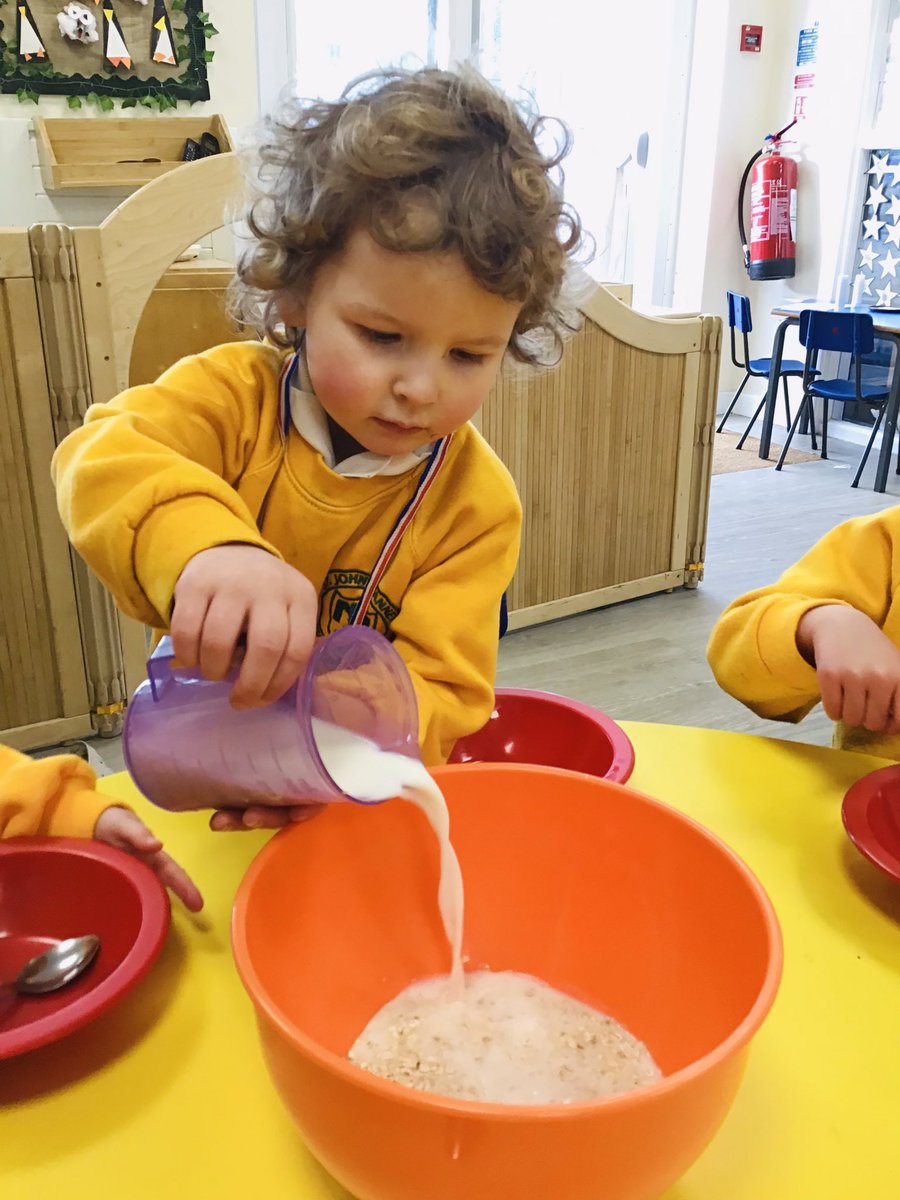 EYFSSJV's tweet photo. We have had such good fun making porridge just like the Three Bears today. We weighed, measured, poured and mixed the ingredients before heating it up and observing the changes 🐻🐻🐻🥣 #SJVScience https://t.co/dNsyvqGquO