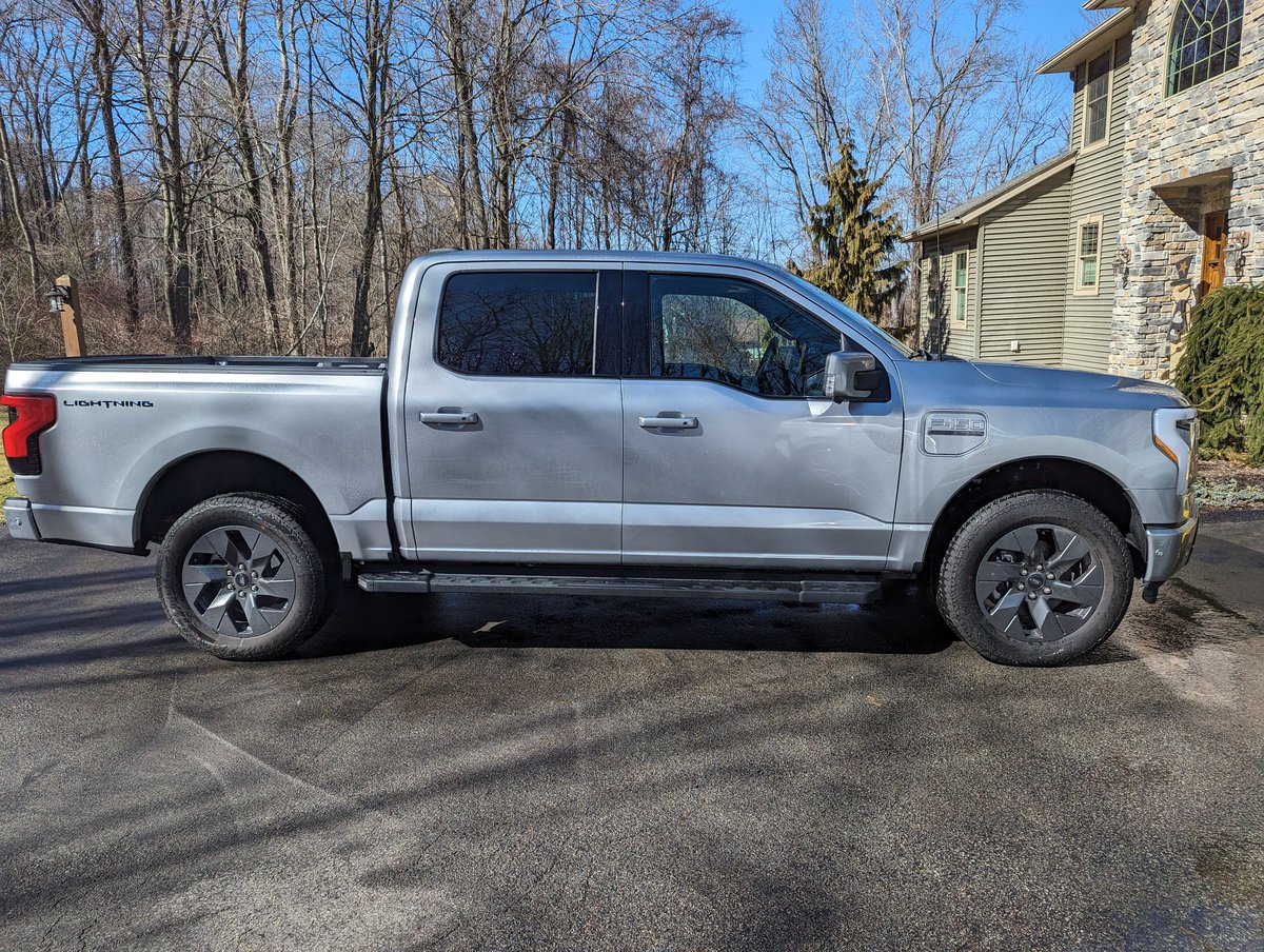 ScottEBrant's tweet image. I traded in my Tesla MYLR this weekend for a Lightning ER. After driving this for a few days, I'm honestly surprised at how much I like this truck. For anyone looking for a really nice, full size electric truck, the Lightning is fantastic.