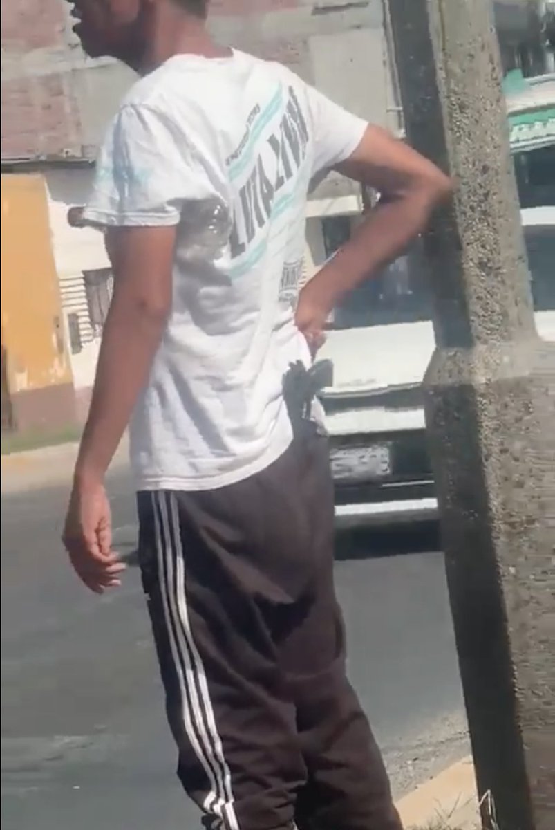 MarcoAvilesH's tweet photo. CINCO policías para intervenir a hombre que porta un cartel contra Dina Boluarte, en Huancavelica
 
CERO policías para intervenir a un hombre que se pasea con un a r m a, en Trujillo https://t.co/ppSt7QvvZF