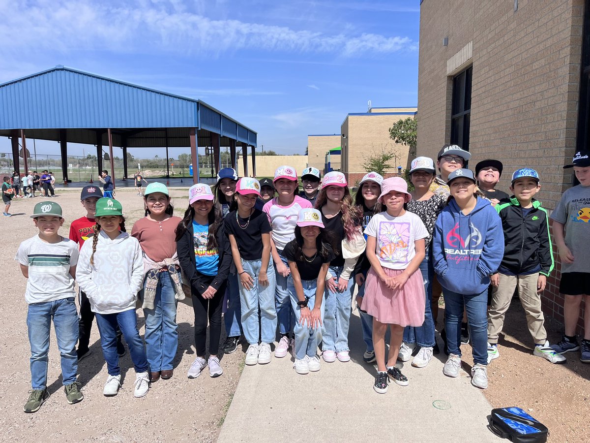 🧢 off to reading! 4th graders celebrating #ReadAcrossAmerica week. #Perezreads #mcallenreads @perezpioneers @vdelgado322 @FUNtastic4th @McAllenISD