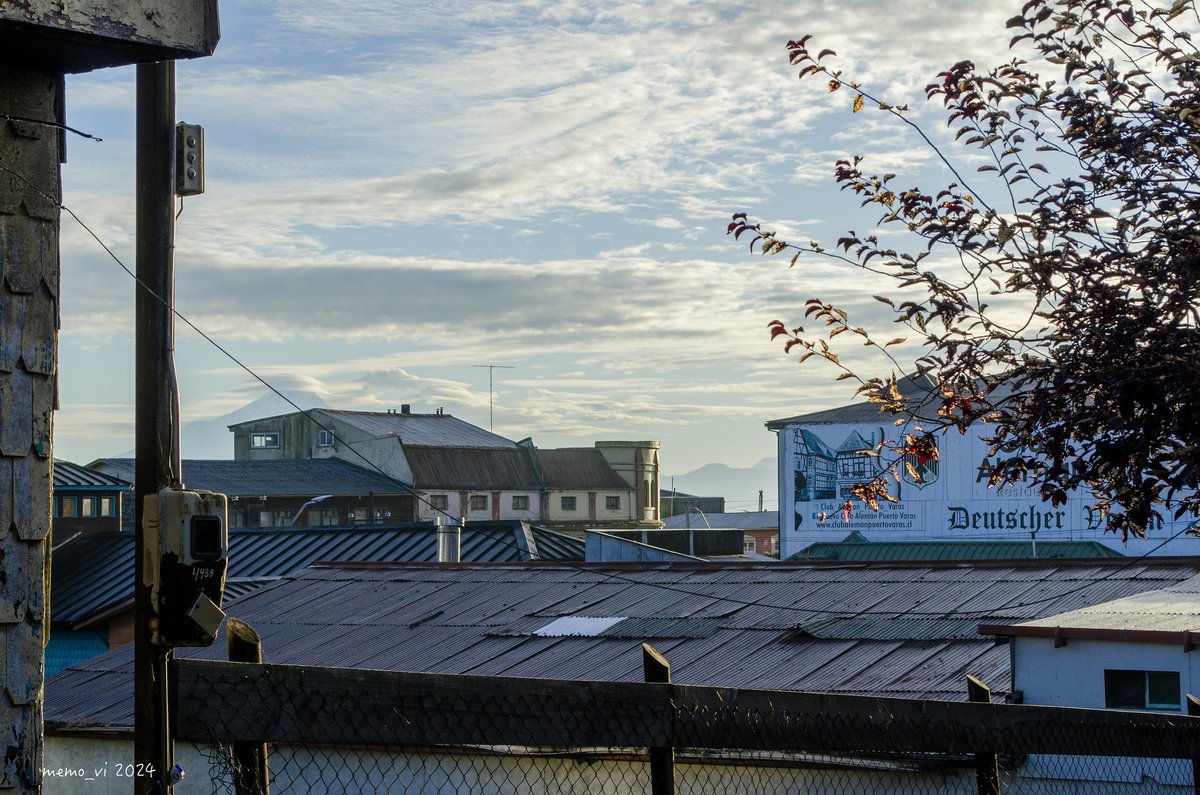 la #ciudad guarda retazos de su #identidad y #memoria, aún aparece la esquina del edificio #Belsan entre los techos. #puertovaras  (#photography 2024)