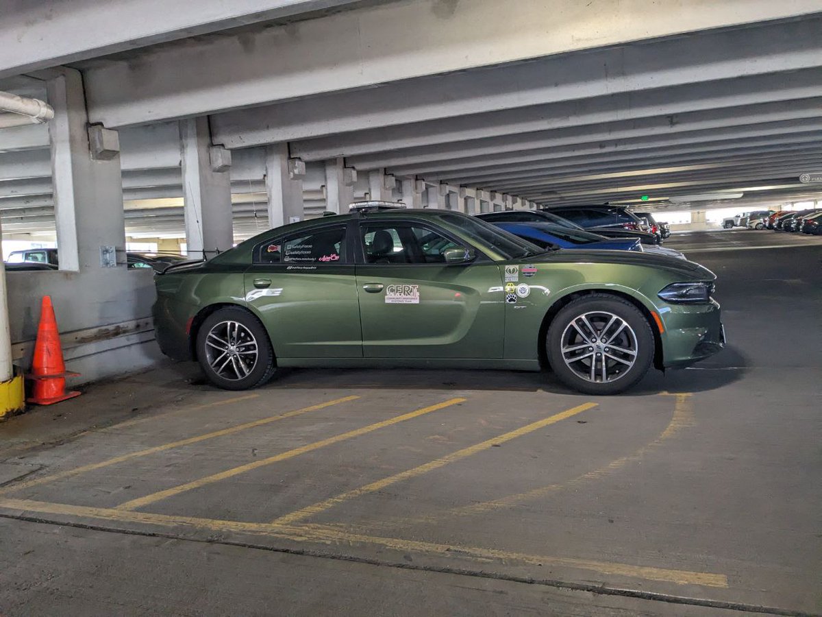SafetyFoxxo's tweet photo. Safe foxxing at FurSquared owo the the car! The fox!  And huskys! @AwooCru @Tigermoon___  #awoocru I #streetanimalsclub #furryfandom #furrycommunity https://t.co/MakuKpefYN