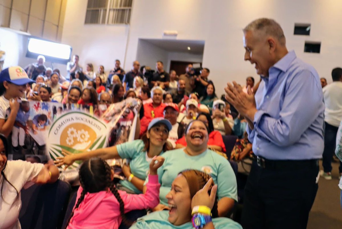 JoseVRangelA's tweet photo. Escuchamos y analizamos las propuestas de las 7 líneas de Transformaciones, ideadas por el pueblo de #Miranda, en un encuentro junto a la Vpdta.  @delcyrodriguezv, el Gobernador @HectoRodriguez, apuntando hacia la consolidación del desarrollo de la Patria. 
#AmorGarantíaDeFuturo https://t.co/mDVcjZozbT