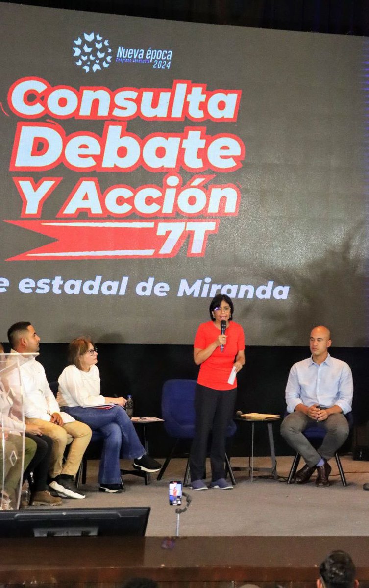 JoseVRangelA's tweet photo. Escuchamos y analizamos las propuestas de las 7 líneas de Transformaciones, ideadas por el pueblo de #Miranda, en un encuentro junto a la Vpdta.  @delcyrodriguezv, el Gobernador @HectoRodriguez, apuntando hacia la consolidación del desarrollo de la Patria. 
#AmorGarantíaDeFuturo https://t.co/mDVcjZozbT