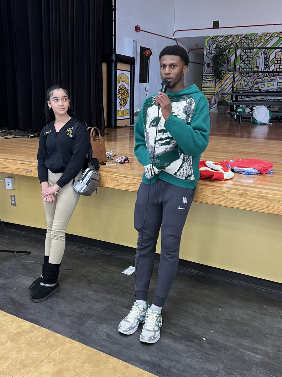 Always giving back! Thank you former Bates Academy student Nic Jones for spending time encouraging our Jaguars today! It’s not everyday we get to hear from a Super Bowl Champion! <a href="/Detroitk12/">DPSCommunityDistrict</a> <a href="/Dr_Vitti/">Nikolai Vitti</a> <a href="/FOX2News/">FOX 2 Detroit</a> <a href="/BatesJags/">Bates Academy</a>