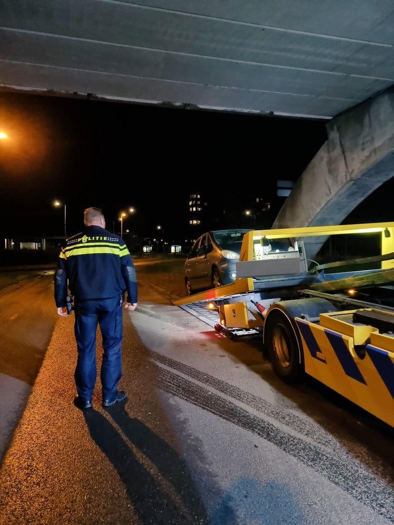 Reed er een auto voor ons met 105 km/h gecorrigeerd te snel op de ringweg (N370) te #Groningen bij staande houding bleek verdachte (25jr vrouw uit gemeente Sudwest-Fryslân) voor de 5e keer zonder rijbewijs te rijden. Daarop voertuig in beslag genomen. #hardleers #flexteam