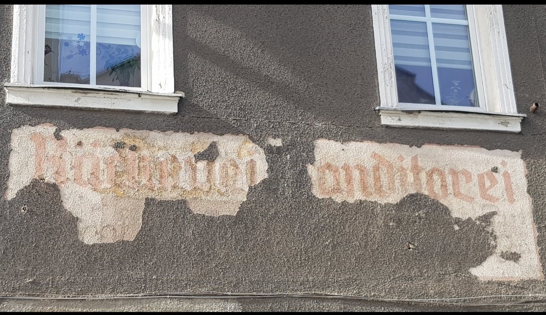 Fana43124688's tweet photo. SZL: Mijajōm roki, a w #Kłodzko/#Glatz pod tynkiym durś widzialne sōm szrajbōnki we niymieckij gŏdce, kerych Polska prōbowała sie pozbyć w czasach kōmunizmu. Nale jak widać niymieckij historyji we tym mieście niy idzie ô tak wymazać.
@BogumilTeodor @Oli_veress @serpees_dixit https://t.co/KlmKW5lqop