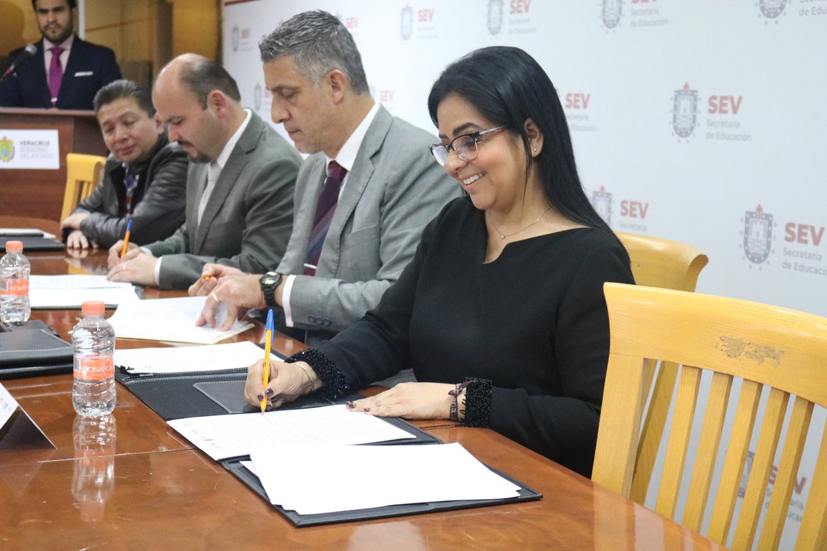 SESEAVOficial's tweet photo. 📌El pasado 23 de Febrero, se realizó la firma de convenio entre la #SESEAV y la @UPAVoficial , en las instalaciones de la @SEducacionVer ;en este evento se contó con la presencia del Mtro. Víctor Vargas Barrientos, como testigo de honor. 🙋🏻‍♂️✅Más info: https://t.co/n6rbFNroV0 https://t.co/nOG6jea4H4