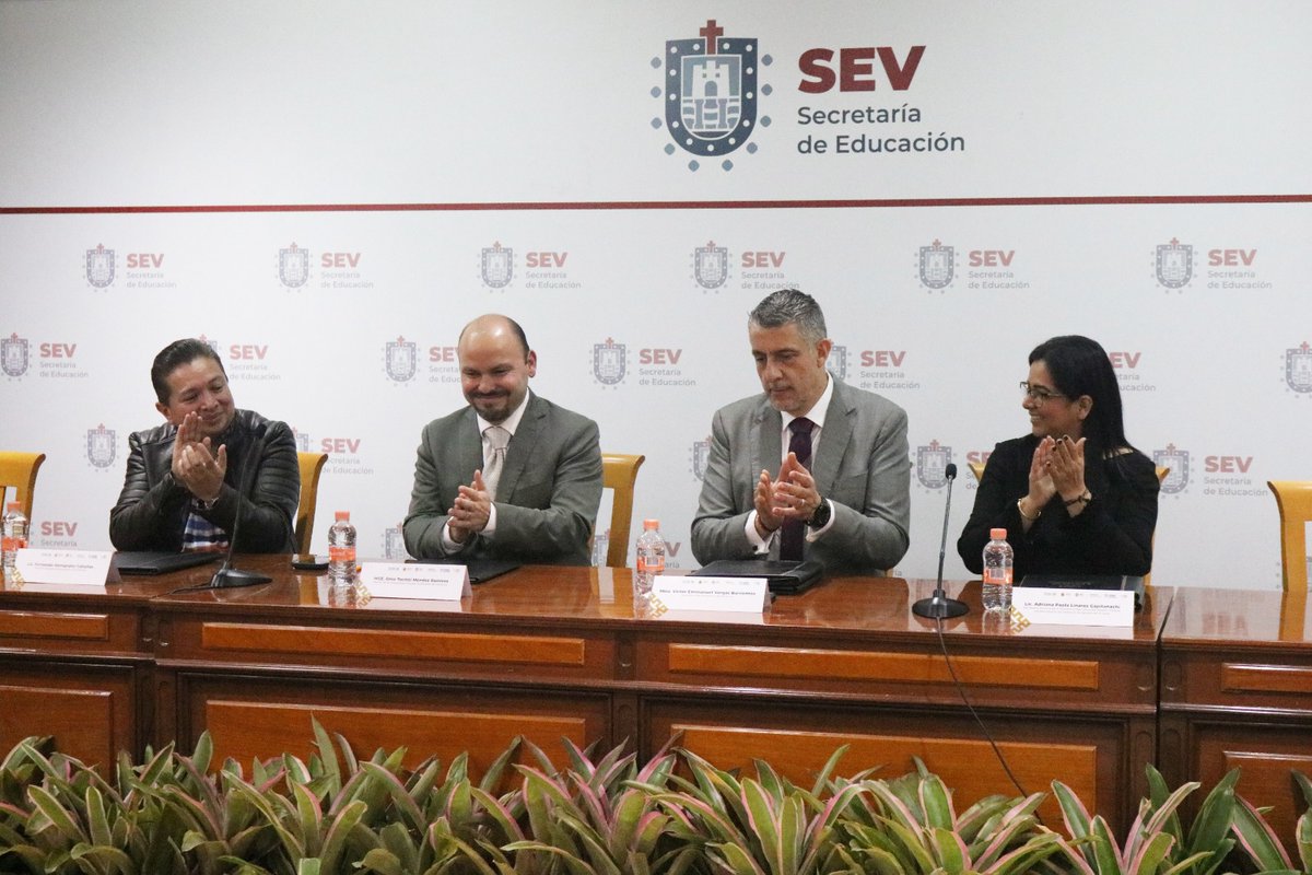SESEAVOficial's tweet photo. 📌El pasado 23 de Febrero, se realizó la firma de convenio entre la #SESEAV y la @UPAVoficial , en las instalaciones de la @SEducacionVer ;en este evento se contó con la presencia del Mtro. Víctor Vargas Barrientos, como testigo de honor. 🙋🏻‍♂️✅Más info: https://t.co/n6rbFNroV0 https://t.co/nOG6jea4H4