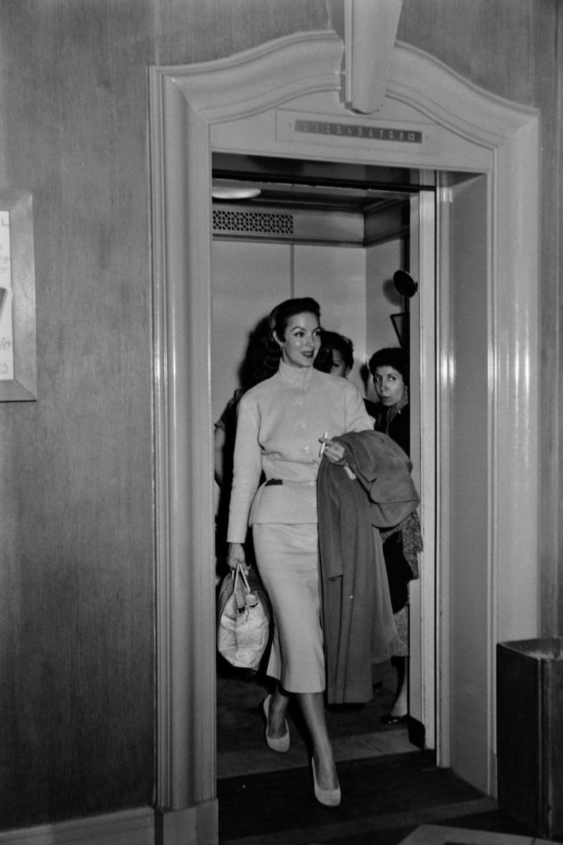 María Félix La diva latinoamericana en el ascensor del Hotel Nutibara (Medellín Colombia) donde se hospedó en el año de 1955. Estuvo en Colombia para cumplir con una gira artística en los principales teatros del país. #mariafelix #ladoña #diva #cinemexicano 
#TodasMisGuerras