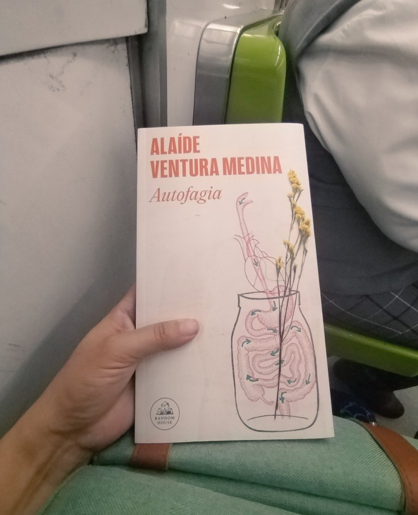 una_sandia's tweet photo. Cómo la (mi) tradición manda, voy a leer a @amiguiz en el metro, voy a pasarme de estación y a llorar para que me vean raro. https://t.co/a97nJLUAcC