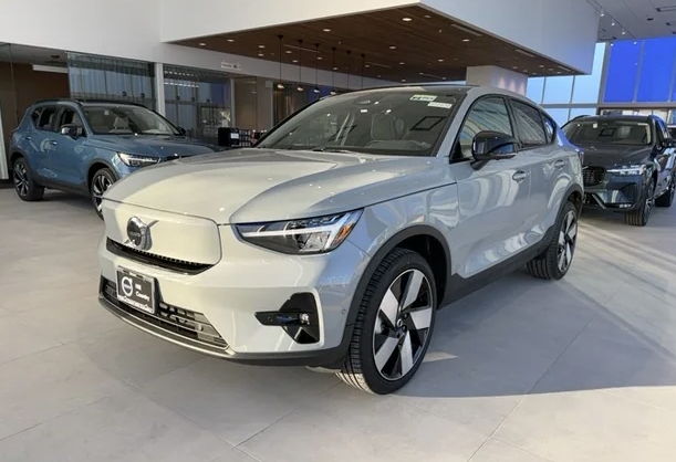 HC_Volvo_Texas's tweet image. Experience the cutting-edge technology of the 2024 Volvo C40 Recharge Pure Electric Plus. Unleash its hybrid traction battery with an electric range of up to 297 miles and 248hp @ RPM. See more here: bit.ly/49s28rH

 #VolvoC40 #ElectricInnovation