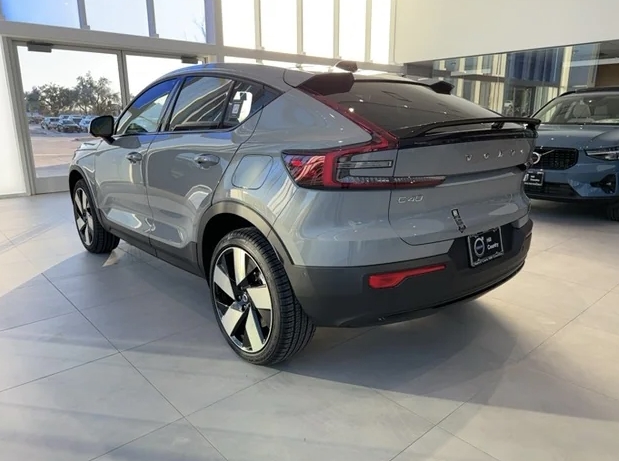 HC_Volvo_Texas's tweet image. Experience the cutting-edge technology of the 2024 Volvo C40 Recharge Pure Electric Plus. Unleash its hybrid traction battery with an electric range of up to 297 miles and 248hp @ RPM. See more here: bit.ly/49s28rH

 #VolvoC40 #ElectricInnovation