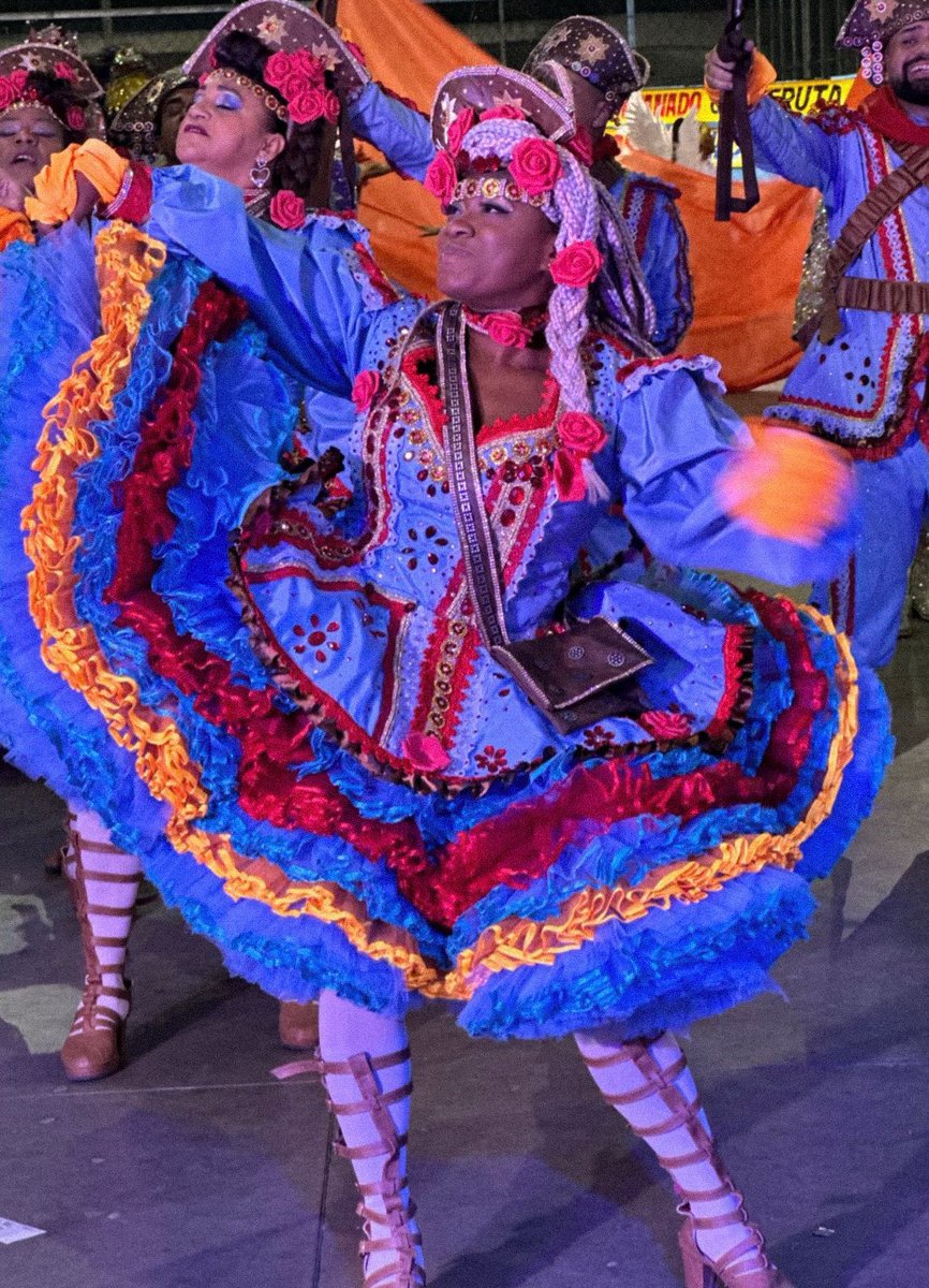 RioJunino's tweet photo. Só de olhar essas imagens o coração palpita 🫶🏻🤩

Não sabemos qual sentimento está mais forte: saudade do que já passou ou a ansiedade para o que ainda não vivemos. 

E aí, como está o coraçãozinho de vocês? 

#RioJunino https://t.co/cv2X99DOhY