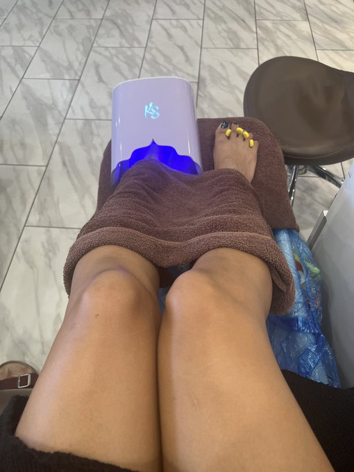 Fresh pedi time! Who&rsquo;s treating me today? https://t.co/o4H4OwaVve<a href="/tag/clip"class="tags"><span>#clip</span></a>
