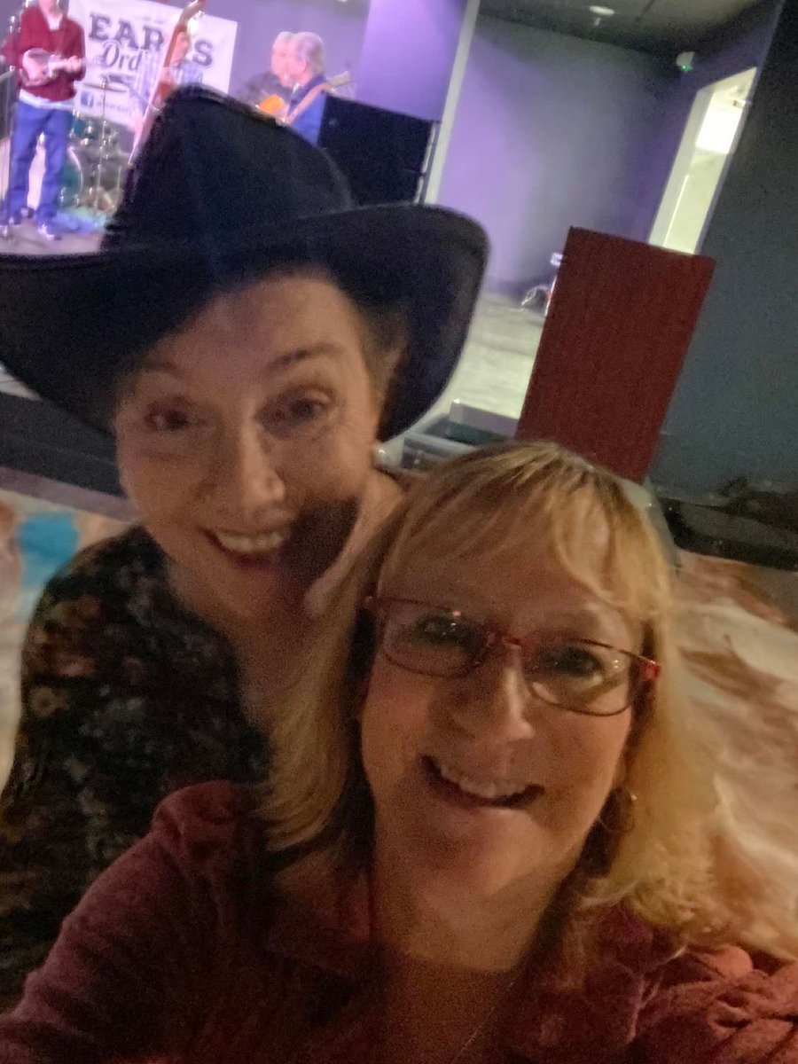 musicalhossgal's tweet photo. Flight leaves Monday evening, time to switch out the upright for a pitchfork 🤣🤣🎶👍🏽
Awesome show w @KingStBluegrass to celebrate Leon Morris Birthday. DJs like @mmurray1 , Hoedown jam at @earpsordinary a who’s who of players!! @jayarmsworthy @msgrband https://t.co/cfcmTPOXnu