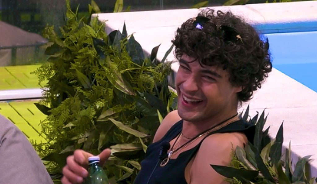 Vitto l’ingegnere ricciolino🏹 “ protagonista “ indiscusso di dinamiche dentro&amp;fuori  la casa ,in studio, di triangoli🔺, come guest star delle sorprese, delle clip, degli OP insomma di tutto case,libri,auto, viaggi,fogli di giornale ☺️ 
🫶🏻❤️
#grandefratello #vittoriners