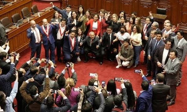 unchasqui's tweet photo. Los que en campaña decían que con Pedro Castillo seríamos una dictadura como Venezuela o Cuba están en camino a dar un golpe de estado ante la inacción de un país. Volvimos a los 90' con estás lacras que odian al Perú. Y lo de siempre, no se me distraigan con cortinas de humo. https://t.co/VLXFPZfSPQ