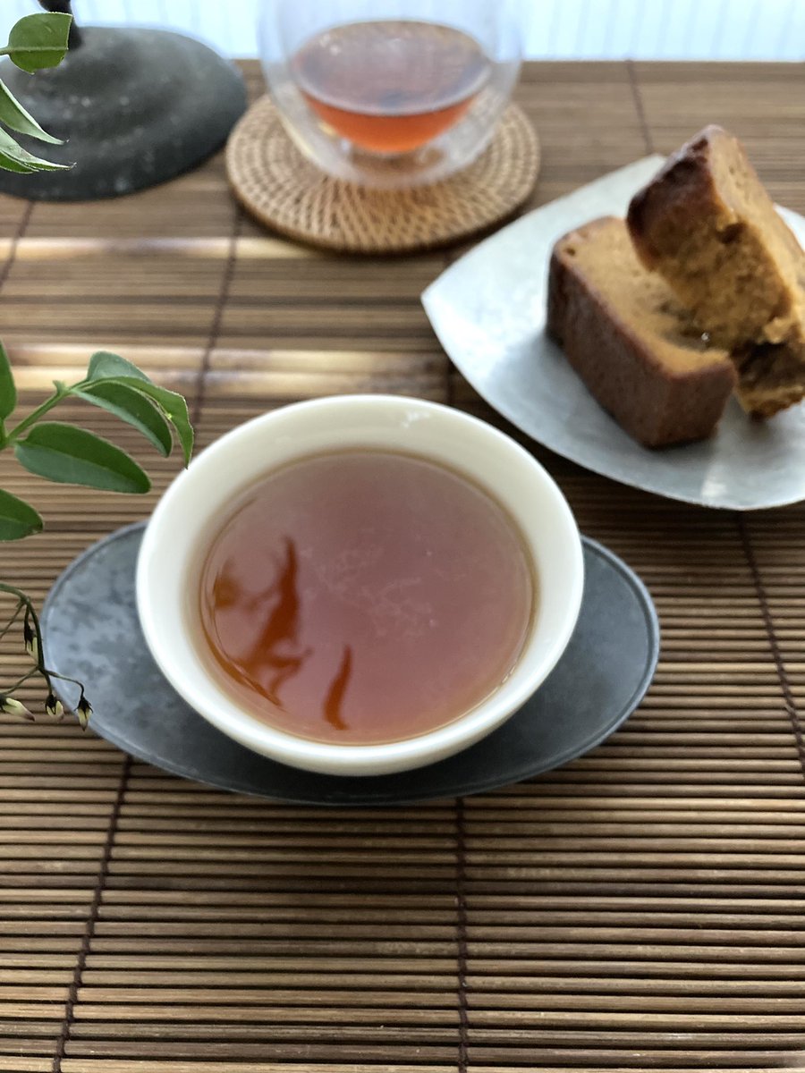 bluestone1001's tweet image. 朝茶　台湾紅茶　アッサム

おともは
ケーク　キャラメルバナーヌ
バナナたっぷりで
しっとりだ　

雪国の菓子工房から
取り寄せた
焼き菓子の詰め合わせ
雪の香りを
手繰り寄せ
お茶の時間

＃朝茶 ＃茶好連 ＃Mlab.