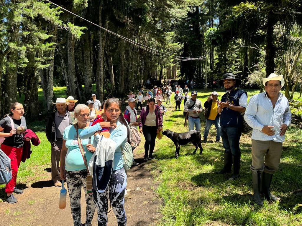 UNGRD's tweet photo. #Cauca | Acompañados por el equipo de #ReasentamientoUNGRD, la comunidad de la vereda Portachuelo, municipio de Rosas, visitó el predio La Fortaleza, ubicado en Sotará, donde serán reasentadas tras ser afectada por un movimiento en masa ocurrido en 2019. https://t.co/GTPxKfNywG