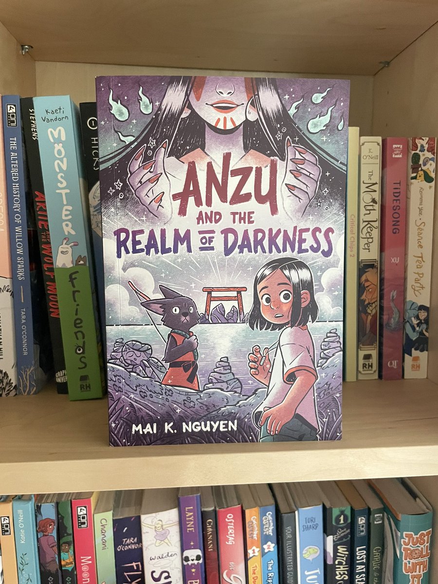 Behold! A real, tangible copy of ANZU AND THE REALM OF DARKNESS! Im so pleased that my weird color palette of reds and purples turned out looking so good 🥹 @penguinkids 📚 Help a worm (me) out and preorder my book! penguinrandomhouse.com/books/703288/a…