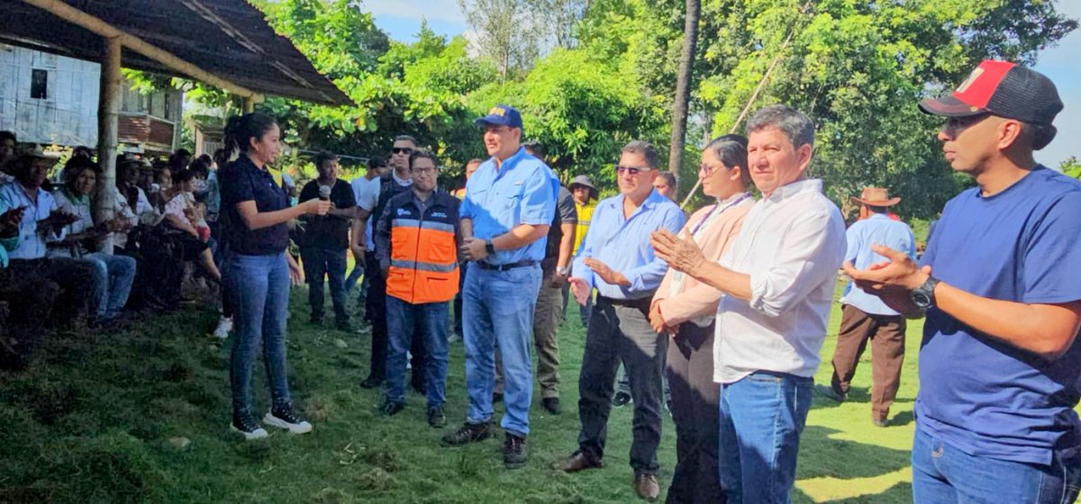 Riesgos_Ec's tweet photo. 📍#LosRíos
El secretario de @Riesgos_Ec @Jorge_CarrilloT junto a
@Gober_LosRios, @PrefecLosRios, @alcaldiadebaba y GAD Parroquial #Guare, entregaron Asistencia Humanitaria a 144 familias afectadas por inundación en los recintos Cancagua, Los Tintos y La Estacada, cantón #Baba. https://t.co/PaQc75SDP3