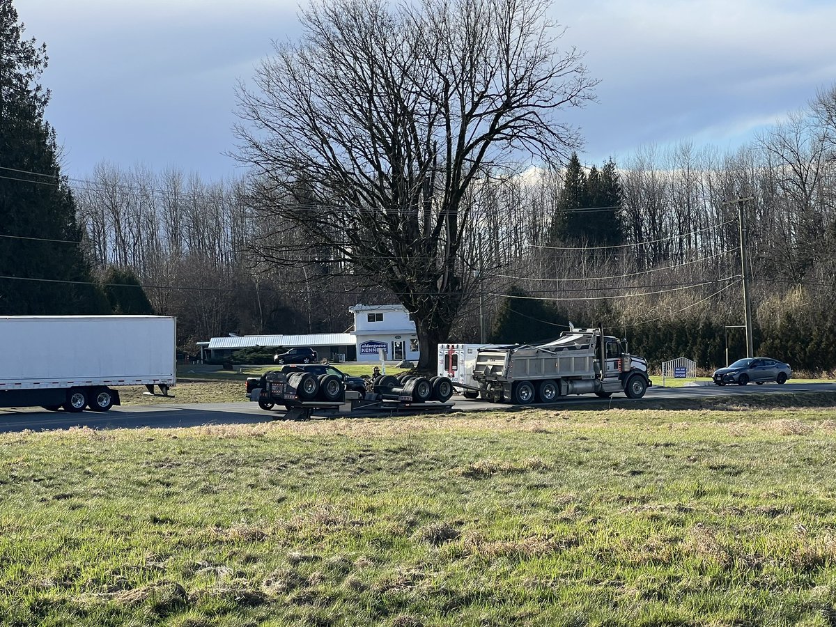 88F250's tweet photo. @AM730Traffic Langley on 56th ave WB just after 264th, an upside down dump truck transfer trailer on the road. Came off the trailer, gravel everywhere. Slowing down traffic trying to get off the freeway to avoid the Hwy 1 closure. WB lane blocked, as well as the EB lane partially https://t.co/S0SI9QSo2B
